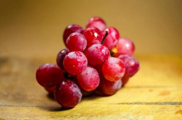 Utilisez un bouquet de raisins rouges dans le cadre de votre routine de beauté naturelle pour le visage.